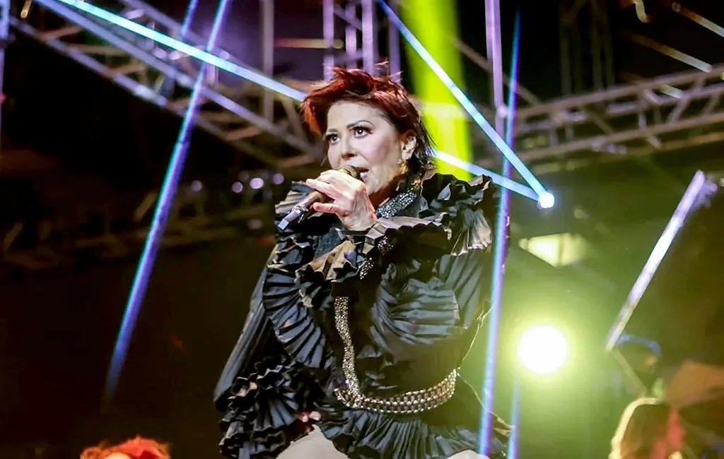 Alejandra-Guzman-se-lesiona-la-cadera-en-pleno-concierto-t