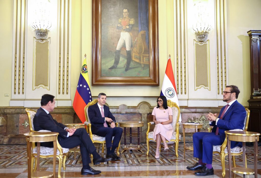 foto-presidenta-delcy-rodriguez-junto-al-mandatario-paraguayo-santiago-pena-123102