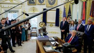 la-justicia-ordena-restablecer-el-acceso-a-la-casa-blanca-a-los-medios-vetados-por-trump-69004-768x432