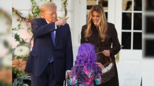donald-y-melania-trump-celebran-halloween-en-una-casa-blanca-engalanada-con-calabazas-71181