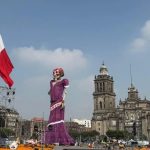 una-catrina-de-11-pisos-de-alto-preside-el-dia-de-muertos-en-la-principal-plaza-de-mexico-71167