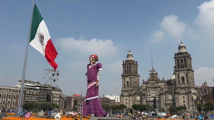 una-catrina-de-11-pisos-de-alto-preside-el-dia-de-muertos-en-la-principal-plaza-de-mexico-71167