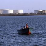 una-embarcacion-de-los-servicios-de-seguridad-vigila-en-la-darsena-de-kalntari-en-el-mar-de-oman-68330