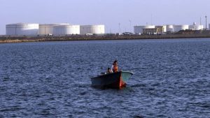 una-embarcacion-de-los-servicios-de-seguridad-vigila-en-la-darsena-de-kalntari-en-el-mar-de-oman-68330